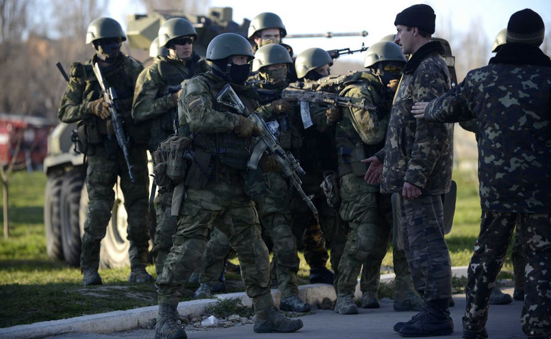 Baza wojskowa w Belbek na Krymie podczas rosyjskiego szturmu w 2014 roku