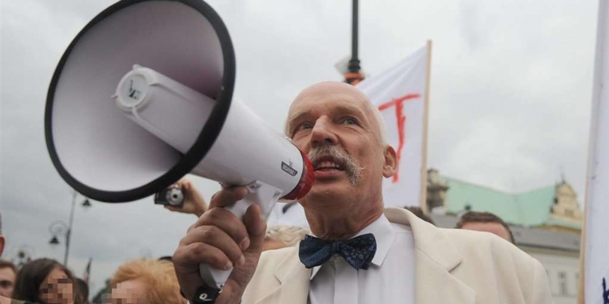 Janusz Korwin-Mikke publicznie przekonywał, by nie rozpamiętywać klęsk takich jak Powstanie Warszawskie. Pod Kolumną Zygmunta zachęcał do świętowania rocznic zwycięstw. Przekonywał tak gorąco, że przybyła policja.