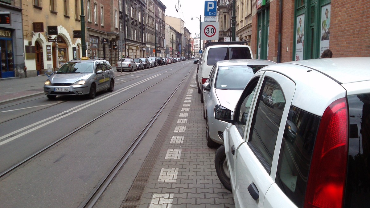 Źle parkujące samochody na ulicy Długiej są zmorą pasażerów tramwajów, którzy muszą nieraz czekać kilkadziesiąt minut na odholowanie pojazdu uniemożliwiającego przejazd tramwajowi. Tylko w tym roku były już 53 takie przypadki. Dlatego MPK i straż miejska ruszają ze specjalną akcją "Wystarczy 1 metr".