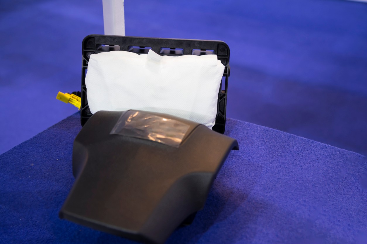 Bezpečnostné prvky ako airbagy a predpínače pásov z druhej ruky môžu v roku 2026 v kritickej situácii zlyhať. Odporúča sa investovať do nových originálnych dielov pre zachovanie maximálnej ochrany posádky. 