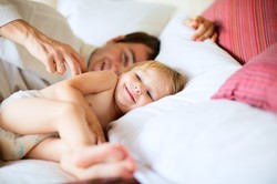 Zmiana frontu? Mężczyźni wolą zajmować się dziećmi, niż chodzić do pracy