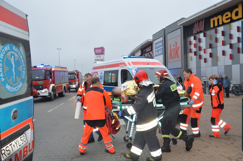 Stalowa Wola. Atak nożownika w galerii. Jedna osoba nie żyje. Dziewięć osób rannych