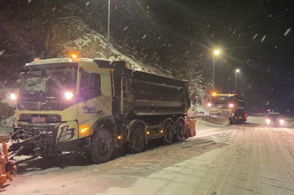 (FOTO) JAKA KIŠA PREŠLA U SNEG Sedam kamiona aktivirano preko Zlatibora: Putari posipaju kolovoz