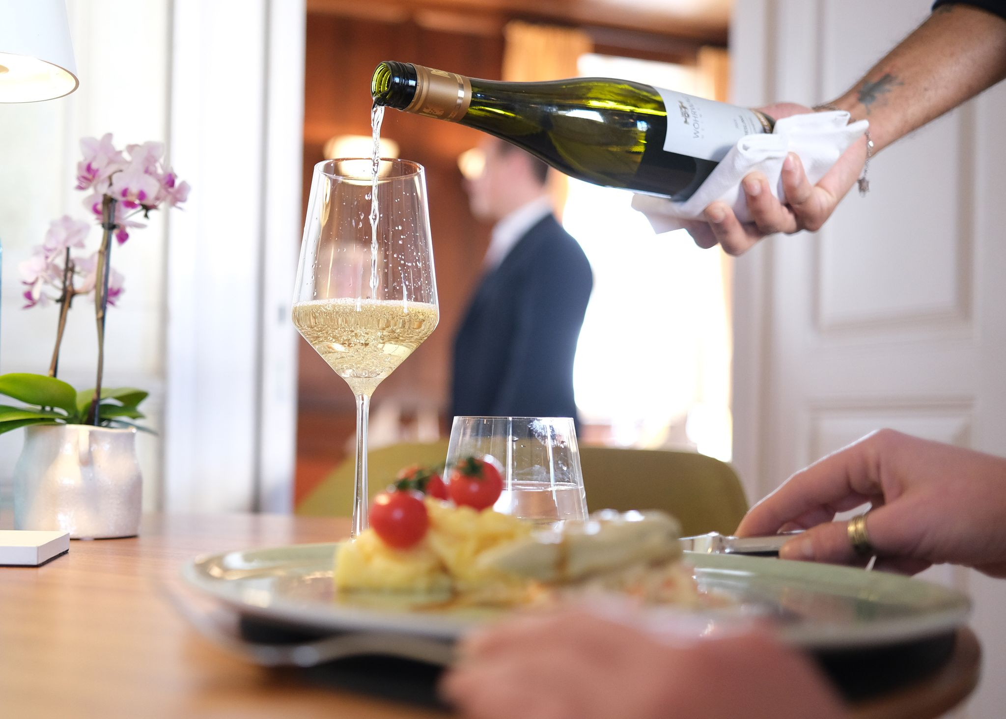 42 Prozent der Deutschen sparen bei Freizeitausgaben - Kino und Restaurant zu teuer