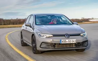 Przeczytaj jak Volkswagen Golf 8. generacji poradził sobie w starciu z rywalami