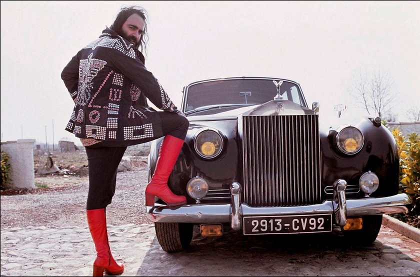 Demis Roussos z samochodem