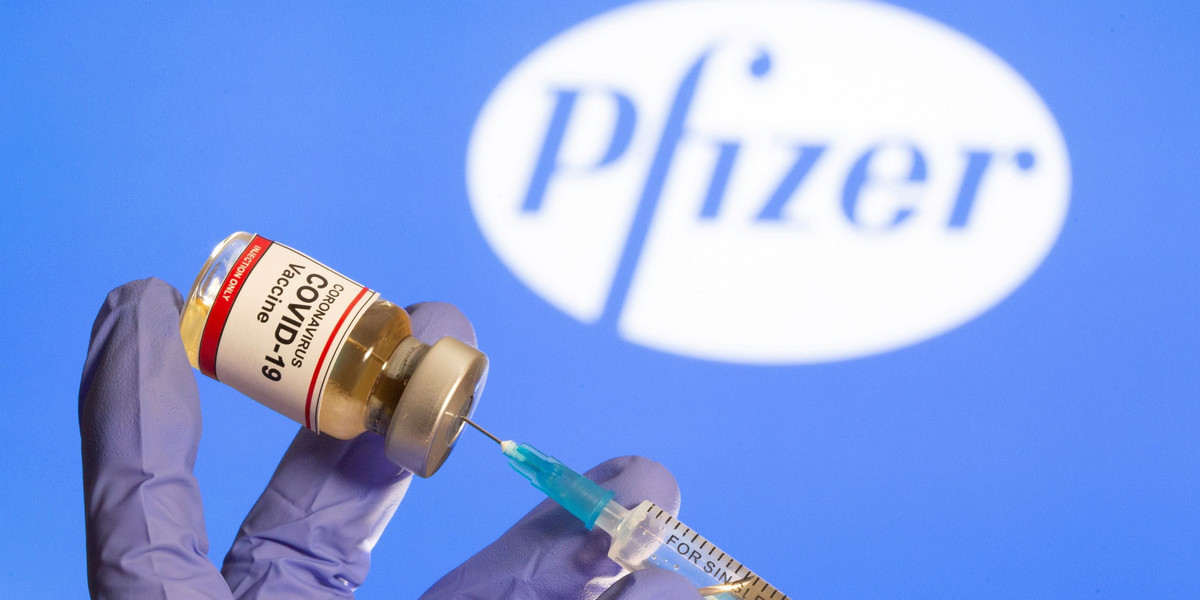 Pfizer ze sprzedaży szczepionki osiągnie kwotę 15 miliardów dolarów przychodów.