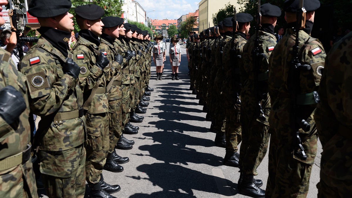 Podczas obchodów 60. rocznicy Poznańskiego Czerwca odczytano listę ofiar katastrofy lotniczej w Smoleńsku, w formie zaleconej przez Ministerstwo Obrony Narodowej. Ofiary wspomniano przy Pomniku Poległych w Powstaniu Poznańskim na Jeżycach. "Ofiarom Poznańskiego Czerwca nie poświęcono nawet połowy apelu" – podkreśla Mariusz Wiśniewski, zastępca prezydenta Poznania.