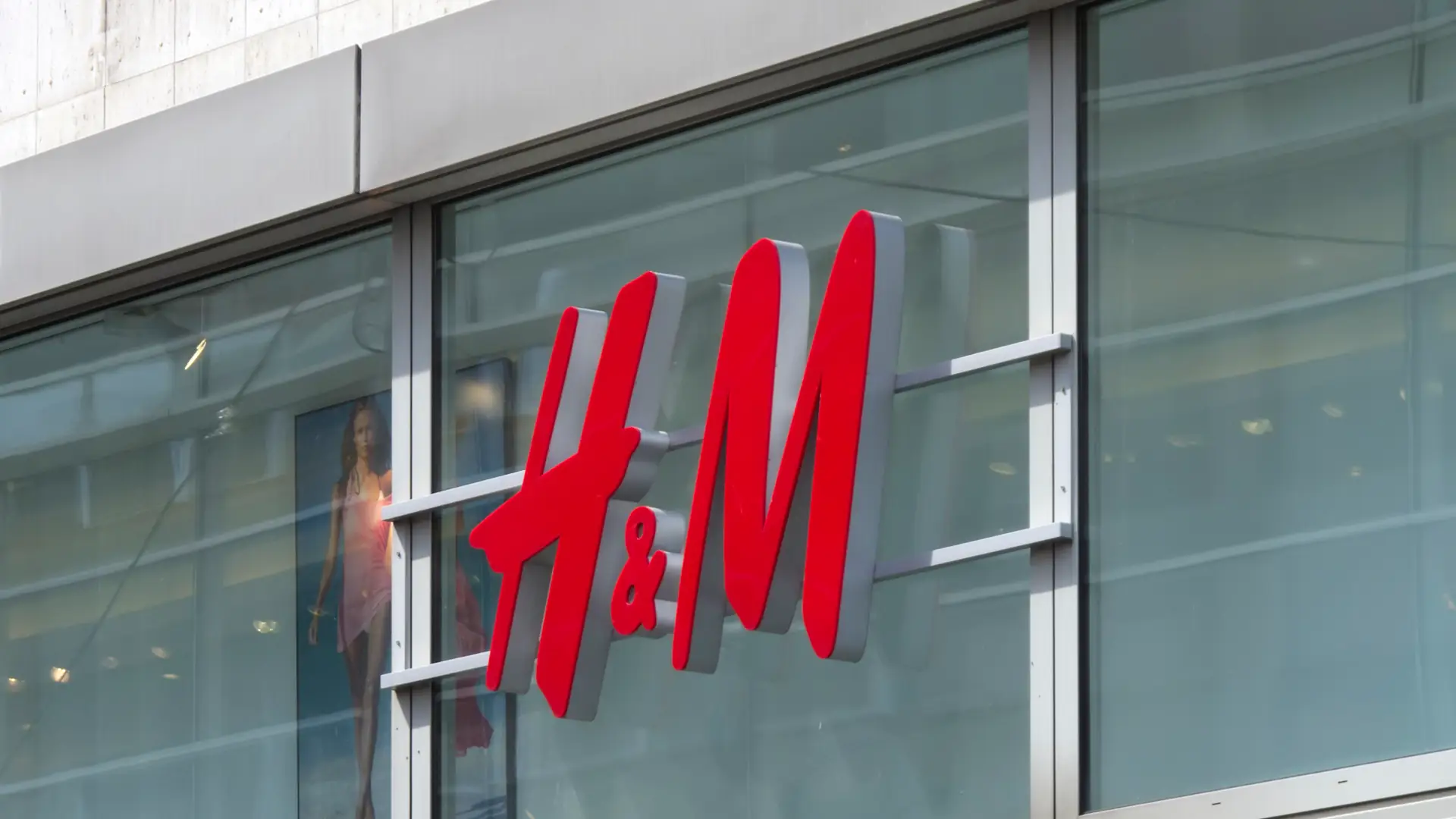 Dziennikarze ujawnili, co H&M robi z ubraniami, których nie sprzedał. Jest afera