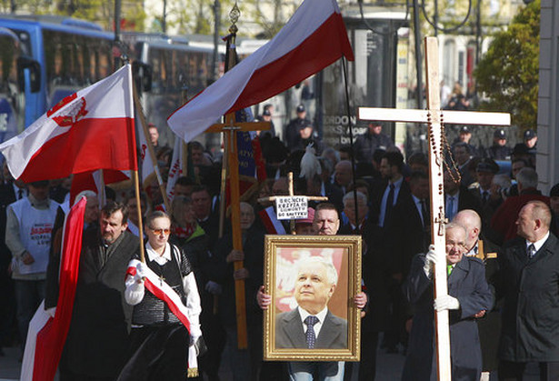 Złożono kwiaty i zapalono znicze na grobie ostatniego prezydenta RP na uchodźstwie Ryszarda Kaczorowskiego, a także na grobach trzech duchownych, którzy zginęli pod Smoleńskiem