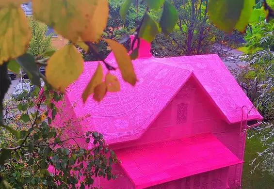 Polska artystka przykryła 100-letni dom koronkowymi serwetami. Wow!