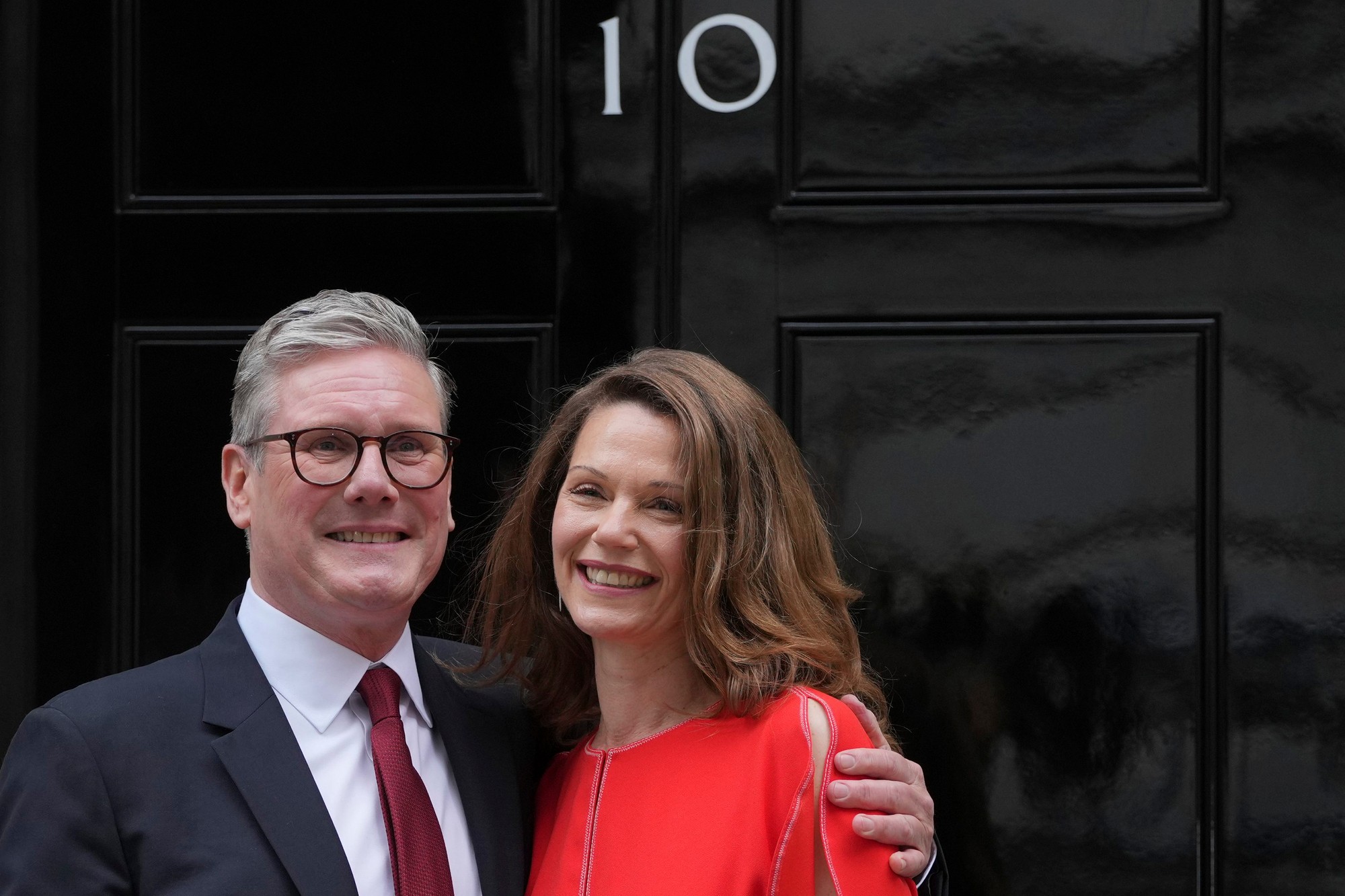 Nový britský premiér Keir Starmer s manželkou.