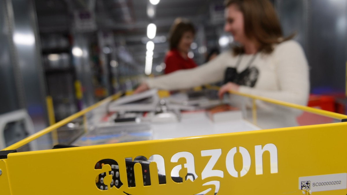 Dwa pierwsze centra logistyczne w Bielanach Wrocławskich (Dolnośląskie) oficjalnie otworzył we wtorek światowy gigant sprzedaży wysyłkowej firma Amazon. Pracuje w nich 2,5 tys. osób, a w okresie świąt tymczasowo zatrudnionych zostanie dodatkowo 3,5 tys. osób.