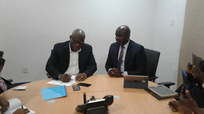 Prudent Energy MD, AbdulWasiu Sowami and Handball President, Sam Ocheho during the birth of a new Handball League in Nigeria in 2018. (Twitter/Kelechi Watchdog Nkoro) 