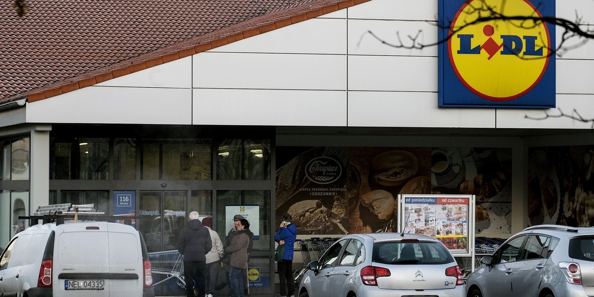 W ramach akcji "Sprytnie i tanio kupować marki Lidla. Absolutna satysfakcja albo zwrot pieniędzy" każdy klient mógł zwrócić zakupione produkty sprzedawane pod marką własną Lidla bez podania przyczyny. W efekcie klienci zwracali niemal puste opakowania. Po kilku dniach sieć wstrzymała akcję