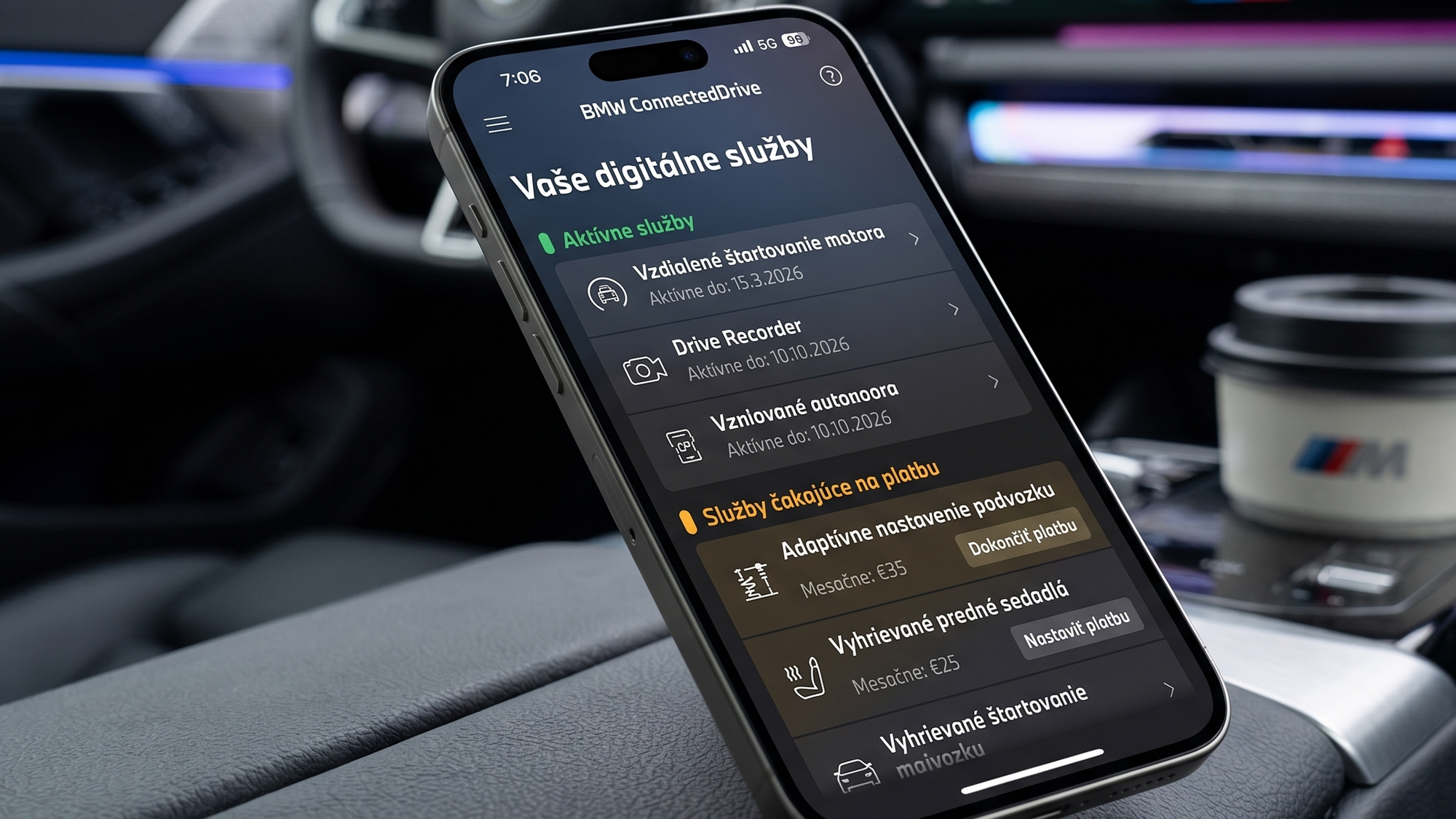 Obrazovka BMW ConnectedDrive aplikácie so zoznamom platených funkcií – zákazník vidí, ktoré funkcie sú aktívne a ktoré čakajú na zaplatenie mesačného poplatku. (Ilustračný obrázok)