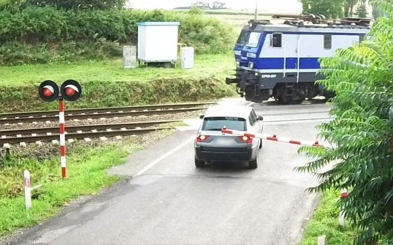 Wjechał na przejazd kolejowy mimo czerwonego światła i opadających zapór