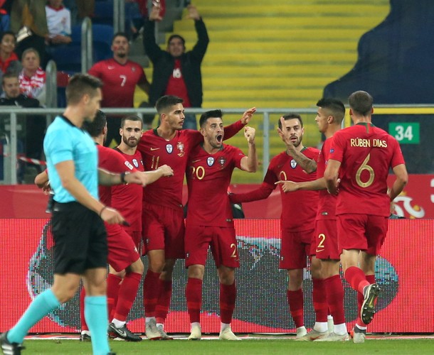 Zawodnicy Portugalii cieszą się ze zdobytej bramki podczas meczu z Polską w piłkarskiej Lidze Narodów w Chorzowie