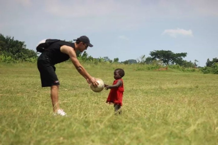 Njegovo malo njemu znači puno: Miloš Ilić sa mladim fudbalerom u Africi