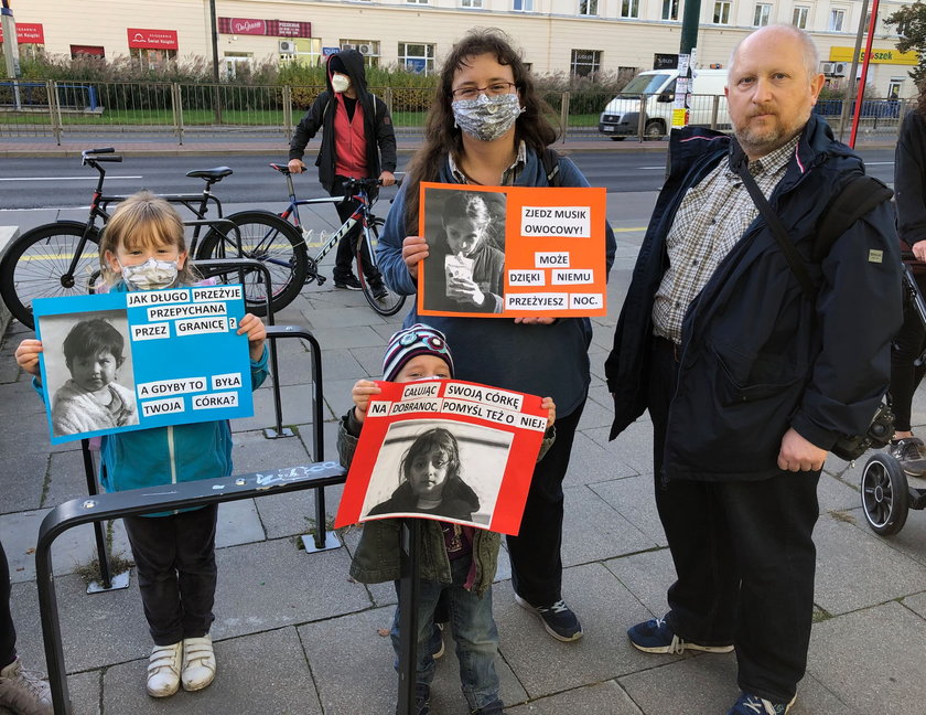 Rodzinny protest przeciwko wypychaniu uchodźców na granicy polsko-białoruskiej