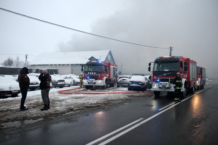 Ogromny pożar w hali przy ul. Jagiellońskiej. Z ogniem walczy 16 zastępów straży