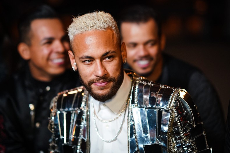 Quando não está no campo de futebol, Neymar costuma se vestir da cabeça aos pés com roupas caras de grife. De acordo com o The Sun, Balmain, Louis Vuitton, Off-White, Tommy Hilfiger e Giuseppe Zanotti estão entre suas marcas favoritas. Em 2017, ele estrelou um episódio do Complex's Sneaker Shopping – que mostra celebridades parando na loja de tênis Flight Club de Los Angeles para conversar e comprar tudo. Ele quebrou o recorde de gastos do programa, terminando com uma impressionante conta de US $ 18.000.