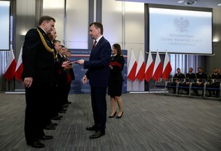 Szef MSWiA wręczył strażakom nagrody i odznaczenia za akcję w Świebodzicach