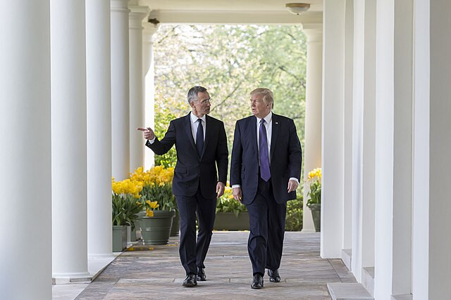 Sekretarz generalny NATO Jens Stoltenberg i prezydent Donald Trump w Białym Domu, kwiecień 2017 r.