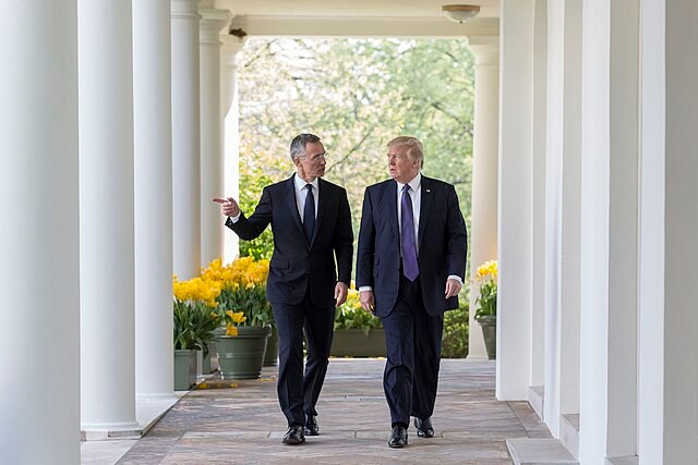 Sekretarz generalny NATO Jens Stoltenberg i prezydent Donald Trump w Białym Domu, kwiecień 2017 r.