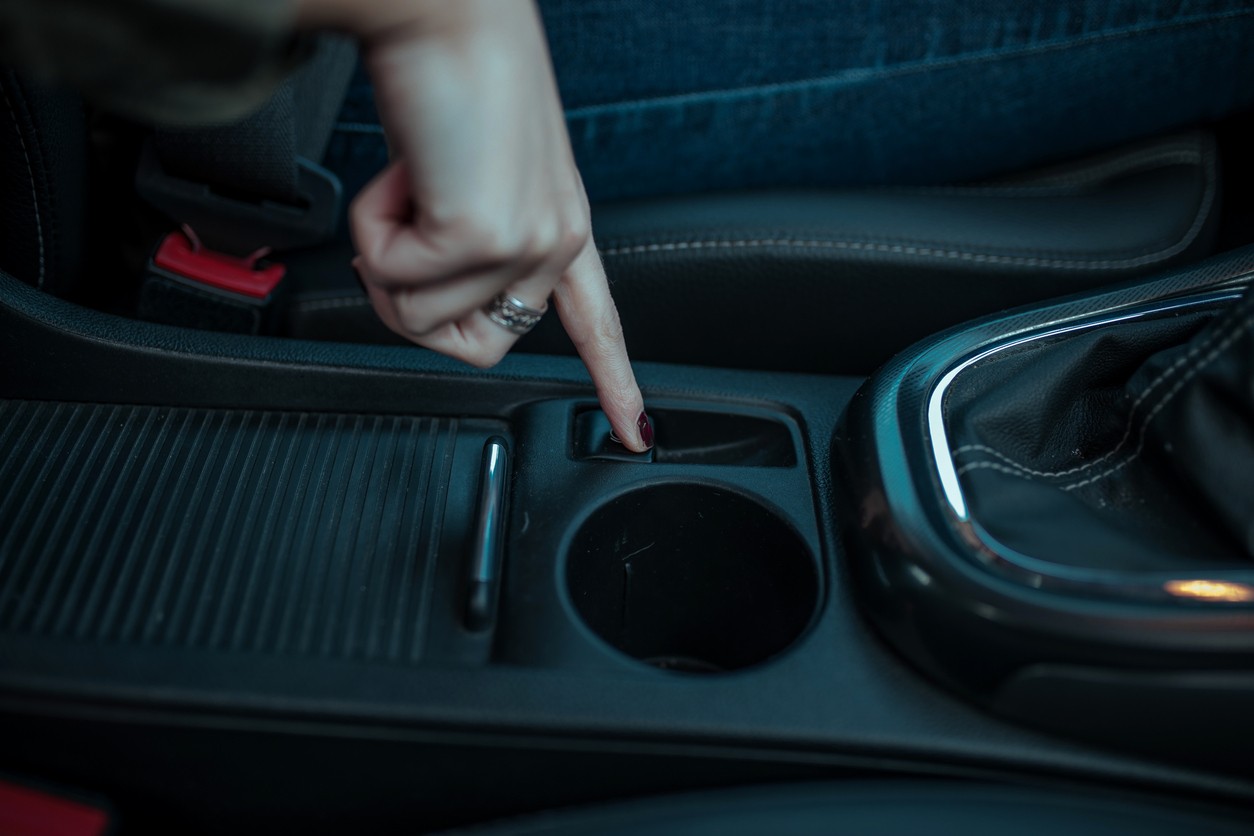 Elektrická parkovacia brzda sa aktivuje jednoduchým tlačidlom na stredovej konzole. 