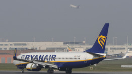 Április végétől nem kell maszkot viselni a Ryanair járatain