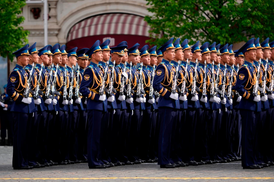 Severnokorejski vojnici stoje u formaciji pre vojne parade povodom Dana pobede u Moskvi