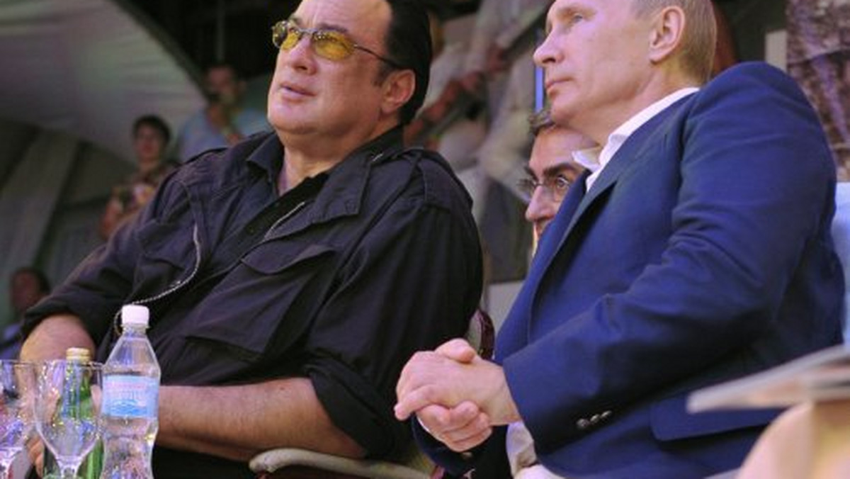 Rosyjskie władze zastanawiają się, czy nie zaproponować amerykańskiemu aktorowi kina akcji Stevenowi Seagalowi, by stał się twarzą rosyjskiego przemysłu zbrojeniowego na światowym rynku broni - poinformował rosyjski wicepremier Dmitrij Rogozin.