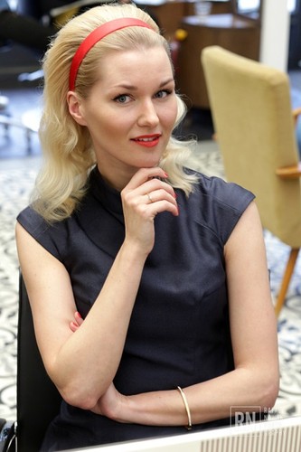 Modne fryzury na wiosnę: dziewczęce fale w stylu Catherine Deneuve krok po kroku