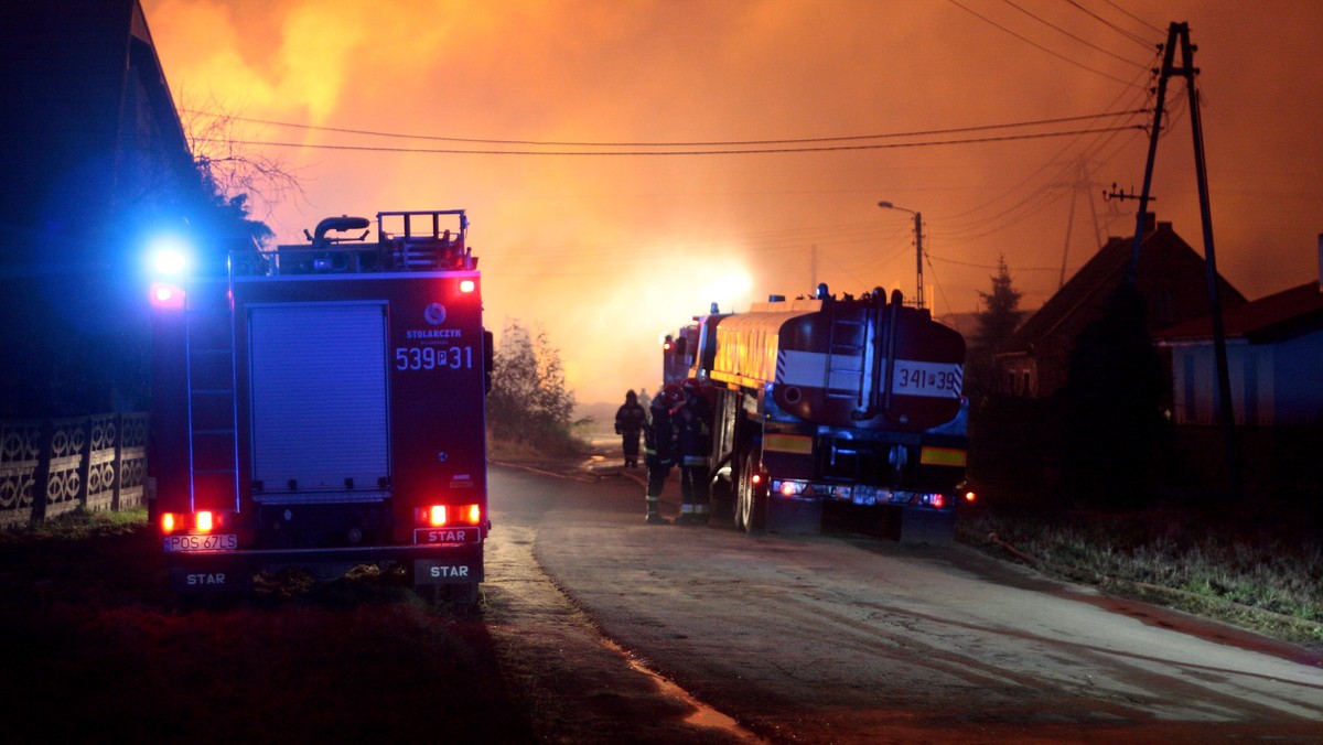 13 osób rannych, dwie ofiary śmiertelne, na miejscu 150 strażaków, policja i karetki ratownictwa medycznego. To skutek wybuchu gazociągu wysokiego ciśnienia w Jankowie Przygodzkim w woj. wielkopolskim. Na miejscu zebrał się sztab kryzysowy. Pożar potrwa prawdopodobnie do wczesnych godzin rannych. Spowodowane jest to potrzebą wypalenia resztek gazu, które nadal znajdują się w gazociągu.