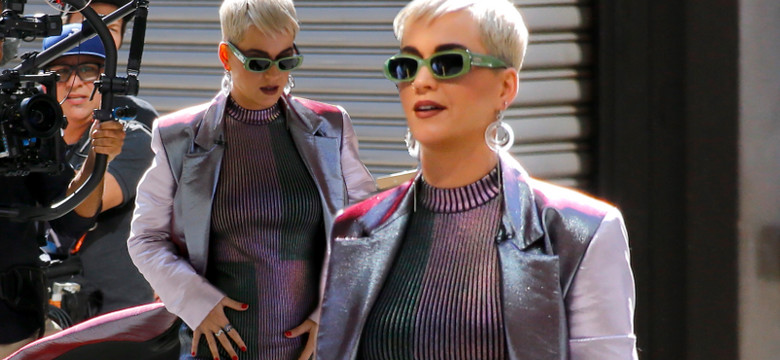 Katy Perry w srebrnym płaszczu. Chyba nie taki miał być efekt
