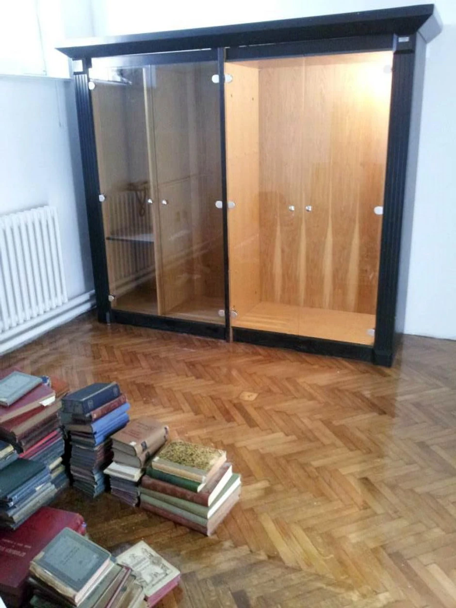 Svetlo u desnom uglu u unutrašnjosti ormana dalo je poseban šmek