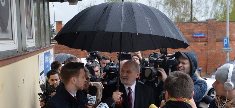 Ponad 7 godzin i w deszczu. Tak żołnierze czekali na Macierewicza