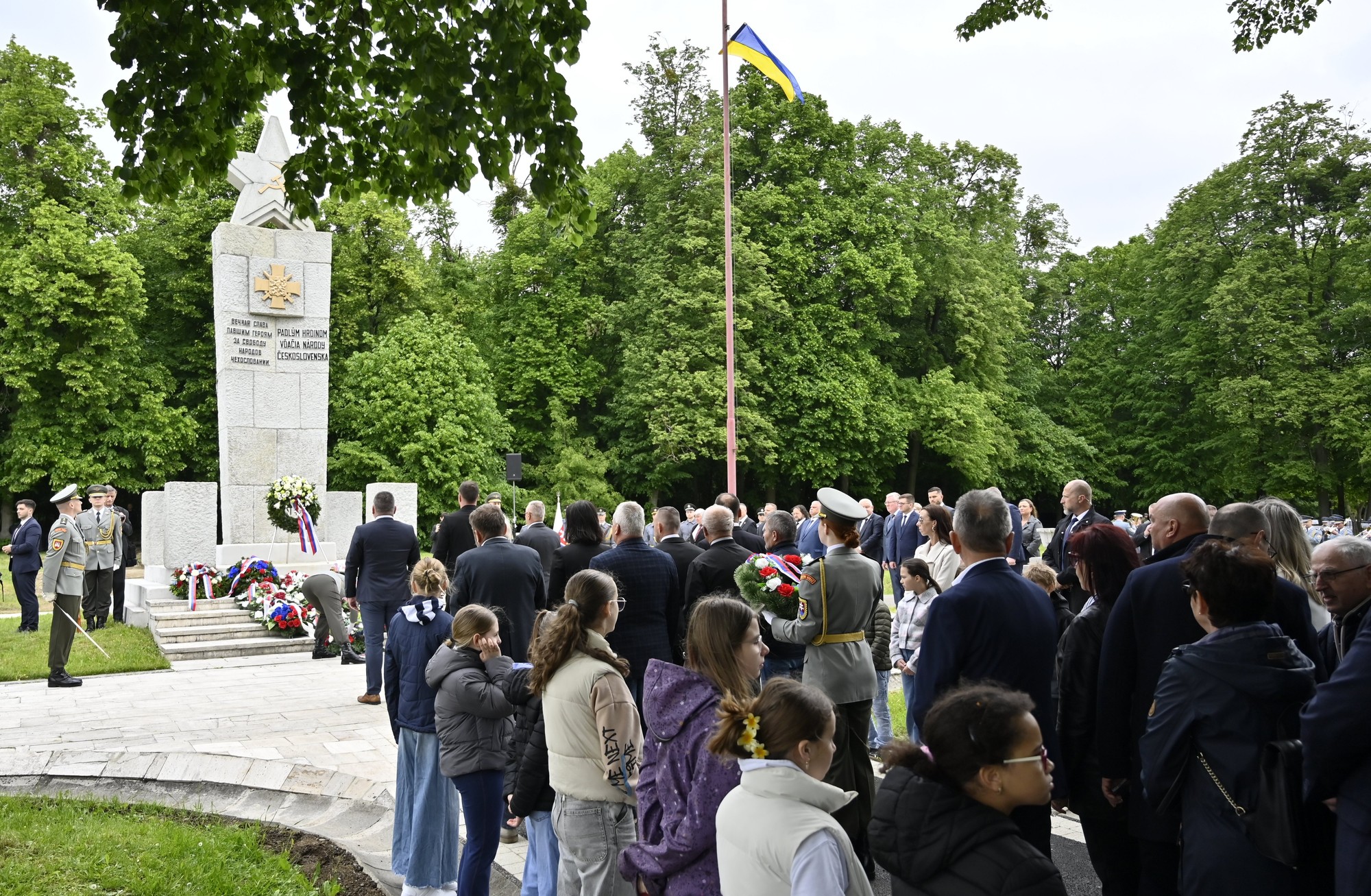 Na snímke pietny akt kladenia vencov na Ústrednom vojenskom cintoríne Červenej armády v Michalovciach za účasti predsedu vlády Roberta Fica. 