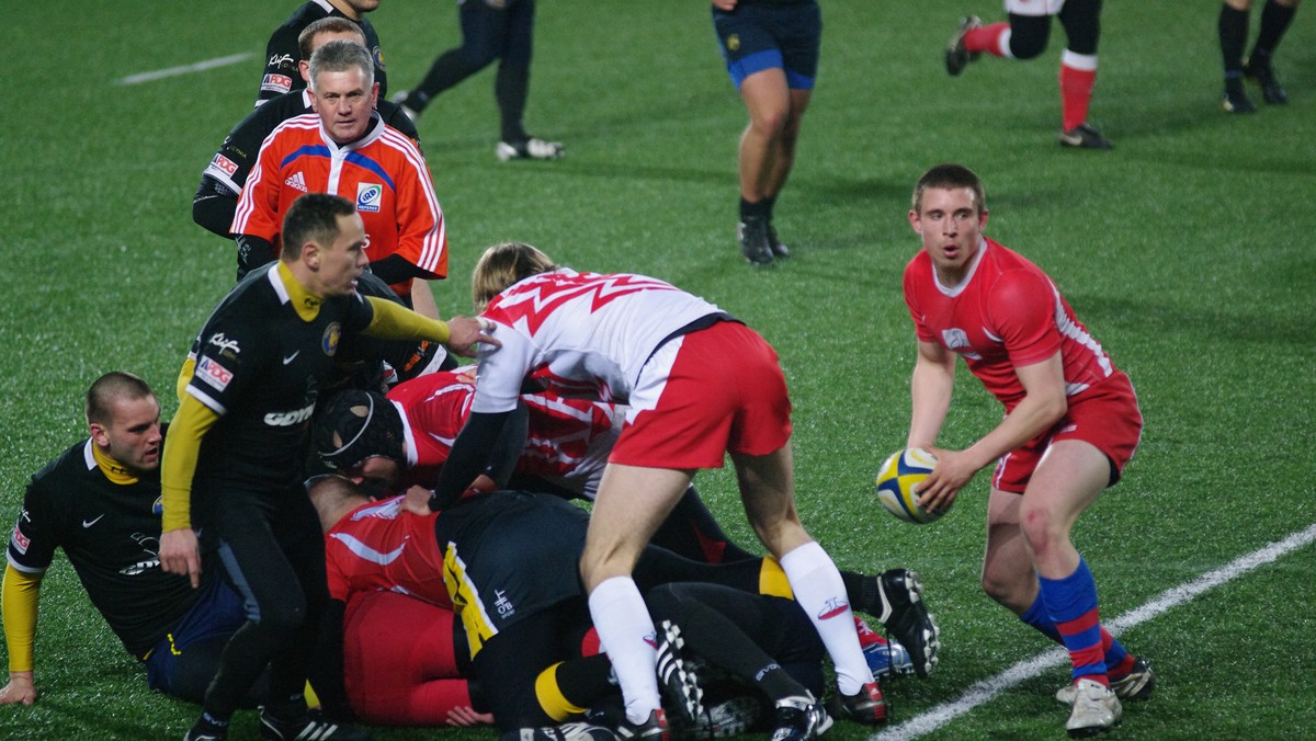 Sobotnie emocje na Stadionie Narodowym Rugby w Gdyni rozpoczął towarzyski mecz młodzieżowej reprezentacji prowadzonej przez Krzysztofa Folca i Andrzeja Kozaka z miejscową Arką. Mimo ambitnej postawy Biało-Czerwonych gospodarze okazali się zbyt mocni i wygrali 27:13 (17:8).