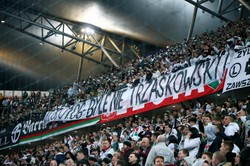 Polityczny transparent kibiców Legii Warszawa. "18 maja i 1 czerwca. Byle nie Trzaskowski"