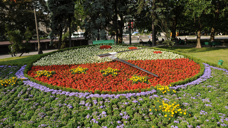 W tym roku w Gdańsku na kwietnikach wśród posadzonych 73 tys. roślin dominować mają, w związku z setną rocznicą odzyskania nieodległości, motywy biało-czerwone. W budowanym centrum Forum Gdańsk, pojawi się też nowy, ponad dwuhektarowy ogród.