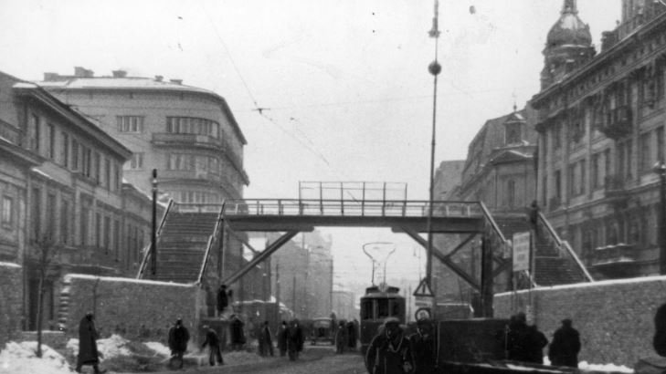 Most nad ul Chłodną łączący dwie części getta Widoczny tramwaj nr 16, fot Narodowe Archiwum Cyfrowe