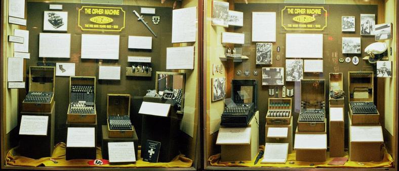Od lewej: cywilna wersja Enigmy, Enigma T, Enigma G, nieznany typ Enigmy, Enigma Luftwaffe, Enigma sił lądowych i Enigma M4 