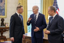Tusk w USA ostrzegł Republikanów: Brak decyzji kosztować będzie życie tysięcy