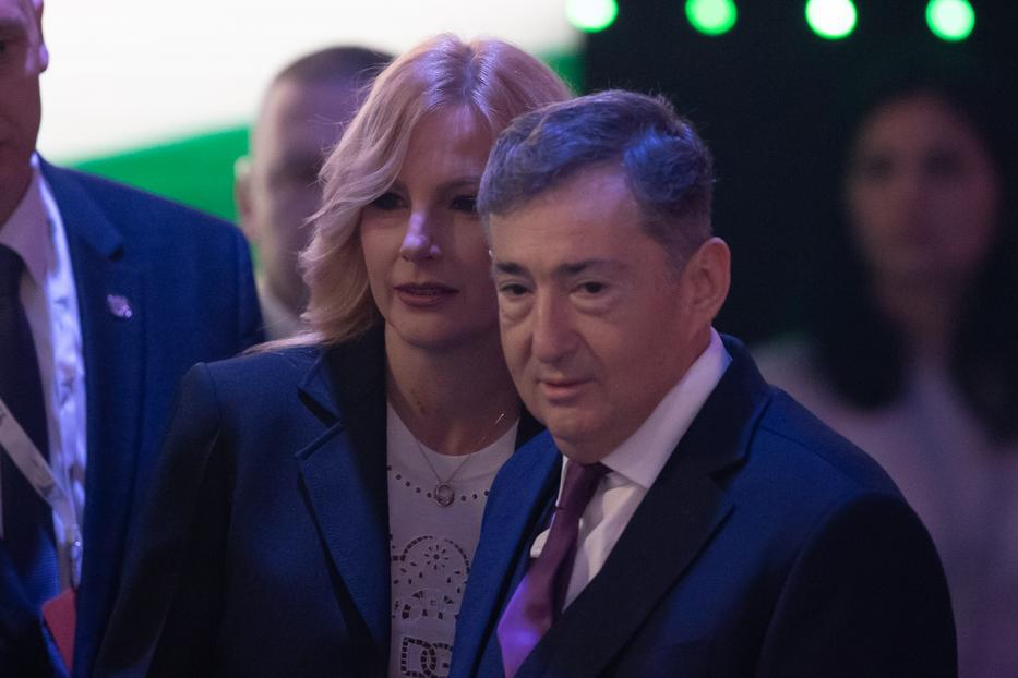 Várkonyi Andrea és Mészáros Lőrinc Orbán Viktor kormányfő évértékelő beszédén a Várkert Bazárban - fotó: Blikk