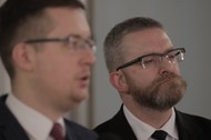 30.03.2021 Warszawa , Sejm . Poslowie Konfederacji od lewej : Robert Winnicki i Grzegorz Braun podczas konferencji prasowej w nt: Stanowisko Konfederacji ws. Funduszu Odbudowy .Fot. Slawomir Kaminski / Agencja Gazeta