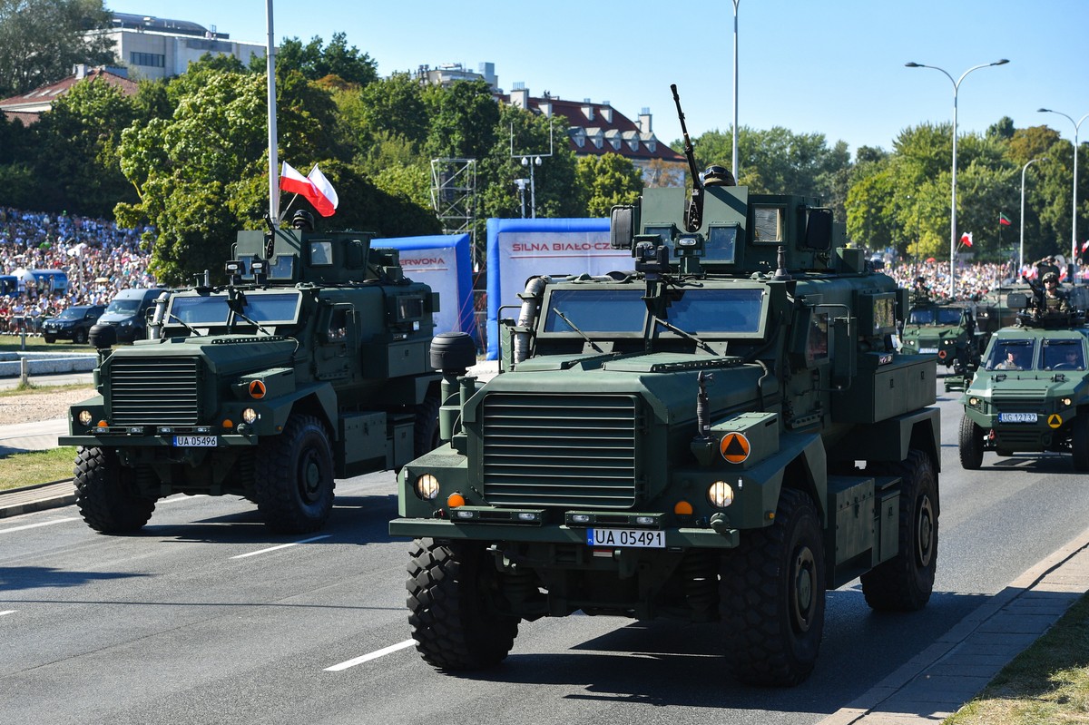 Pojazdy MRAP Cougar na defiladzie "Silna Biało-Czerwona" z okazji Święta Wojska Polskiego 2023
