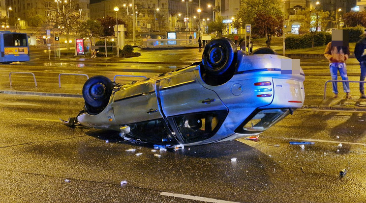 Egy autó borult fel a Boráros téren/ Fotó: Baleset-Info