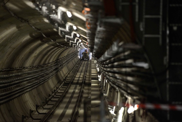 Budowa centralnego odcinka II nitki podziemnej kolejki ma być zakończona do 30 września tego roku. Stołeczny Ratusz ocenia, że oddanie linii do użytku może nastąpić przed końcem tego roku. 
<br>
Na zdjęciu: Widok tunelu II linii metra w Warszawie.
<br><br>fot. (mgo) PAP/Jakub Kamiński